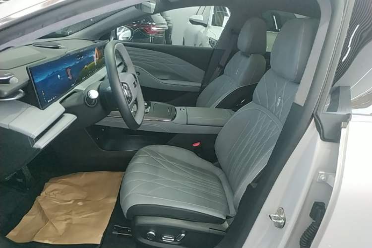Used Geely Galaxy E8 2025 700 km Long-Range Intelligent Driving Version Left Front Seat