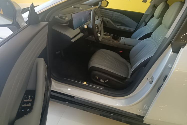 Used Geely Galaxy E8 2025 700 km Long-Range Intelligent Driving Version Left Front Seat