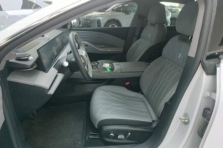 Used Geely Galaxy E8 2025 700 km Long-Range Intelligent Driving Version Left Front Seat