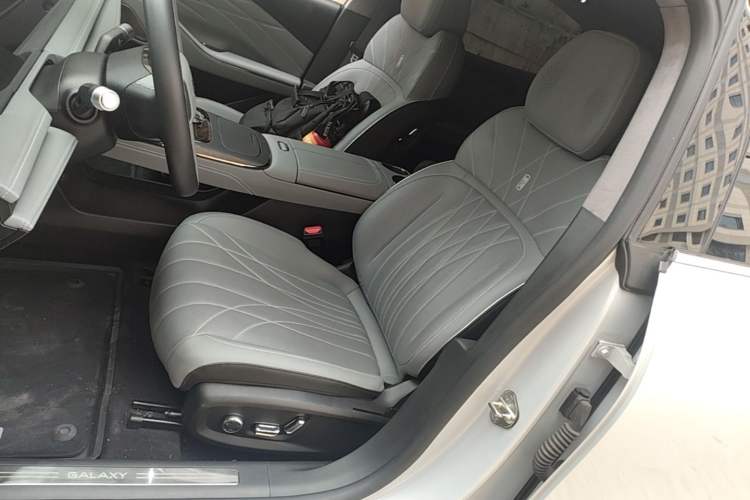 Used Geely Galaxy E8 2025 700 km Long-Range Intelligent Driving Version Left Front Seat