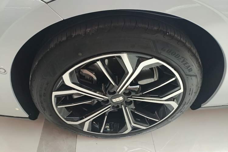 Used Geely Galaxy E8 2025 700 km Long-Range Intelligent Driving Version Left Front Wheel Hub