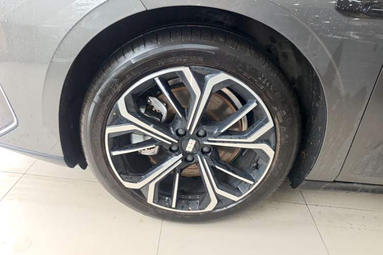 Used Geely Galaxy E8 2025 Model—610km Prestige Version Left Front Wheel Hub