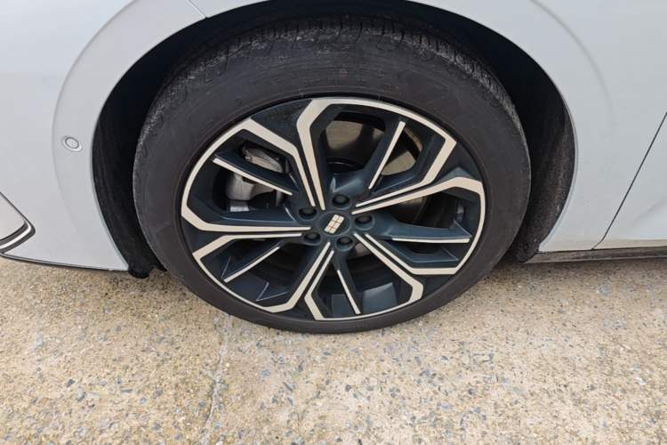 Used Geely Galaxy E8 2025 700 km Long-Range Intelligent Driving Version Left Front Wheel Hub
