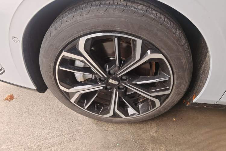 Used Geely Galaxy E8 2025 700 km Long-Range Intelligent Driving Version Left Front Wheel Hub