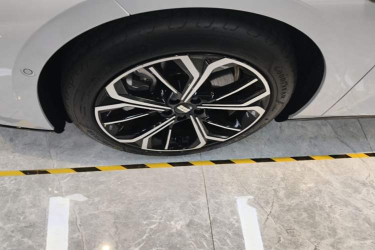 Used Geely Galaxy E8 2025 700 km Long-Range Intelligent Driving Version Left Front Wheel Hub