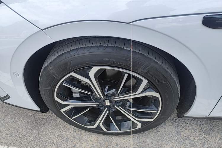 Used Geely Galaxy E8 2025 700 km Long-Range Intelligent Driving Version Left Front Wheel Hub