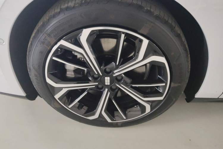 Used Geely Galaxy E8 2025 700 km Long-Range Intelligent Driving Version Left Front Wheel Hub