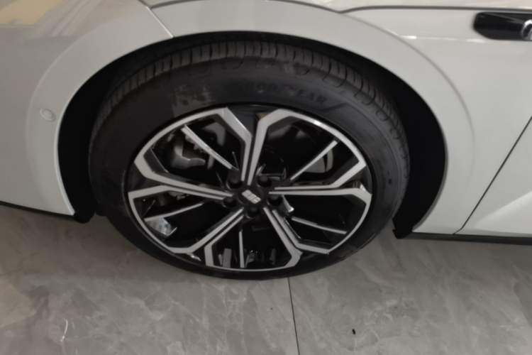 Used Geely Galaxy E8 2025 700 km Long-Range Intelligent Driving Version Left Front Wheel Hub