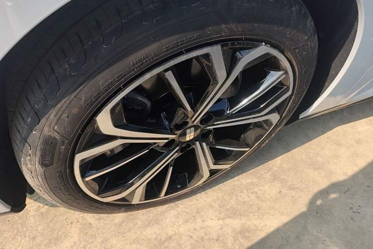Used Geely Galaxy E8 2025 700 km Long-Range Intelligent Driving Version Left Front Wheel Hub