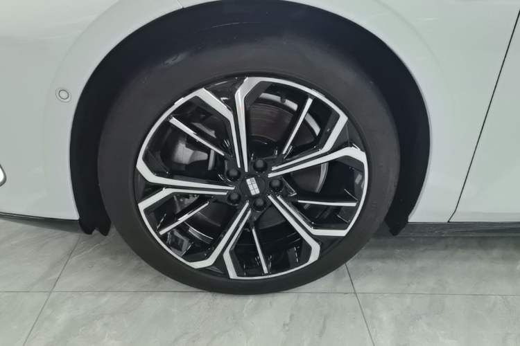 Used Geely Galaxy E8 2025 700 km Long-Range Intelligent Driving Version Left Front Wheel Hub