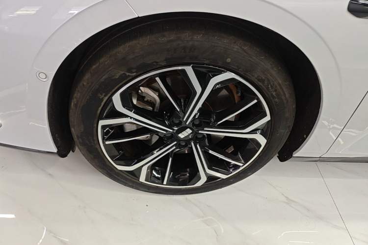 Used Geely Galaxy E8 2025 700 km Long-Range Intelligent Driving Version Left Front Wheel Hub