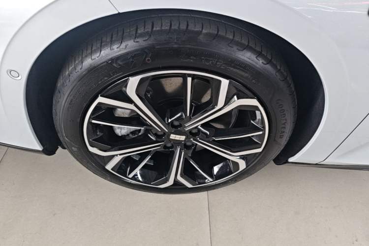 Used Geely Galaxy E8 2025 700 km Long-Range Intelligent Driving Version Left Front Wheel Hub