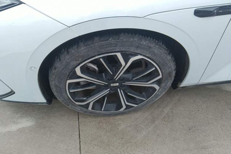 Used Geely Galaxy E8 2025 700 km Long-Range Intelligent Driving Version Left Front Wheel Hub