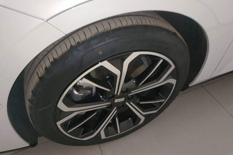Used Geely Galaxy E8 2025 700 km Long-Range Intelligent Driving Version Left Front Wheel Hub