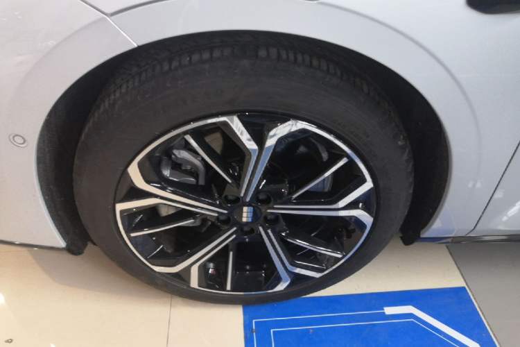 Used Geely Galaxy E8 2025 700 km Long-Range Intelligent Driving Version Left Front Wheel Hub