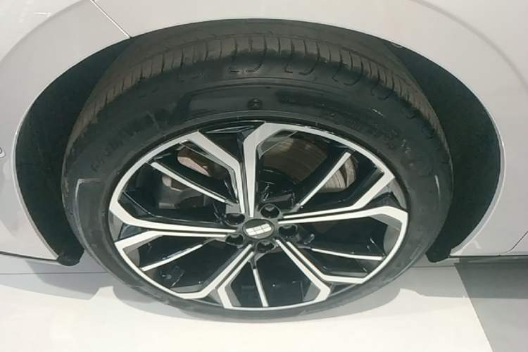 Used Geely Galaxy E8 2025 700 km Long-Range Intelligent Driving Version Left Front Wheel Hub