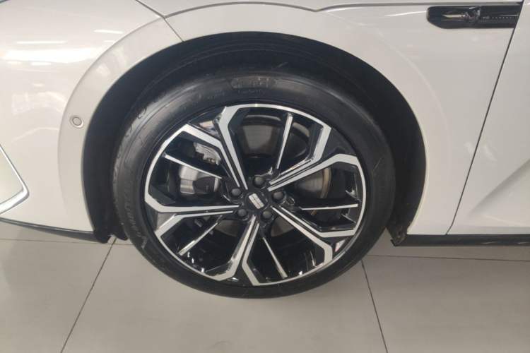 Used Geely Galaxy E8 2025 700 km Long-Range Intelligent Driving Version Left Front Wheel Hub