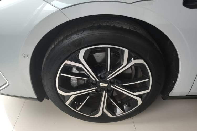 Used Geely Galaxy E8 2025 700 km Long-Range Intelligent Driving Version Left Front Wheel Hub