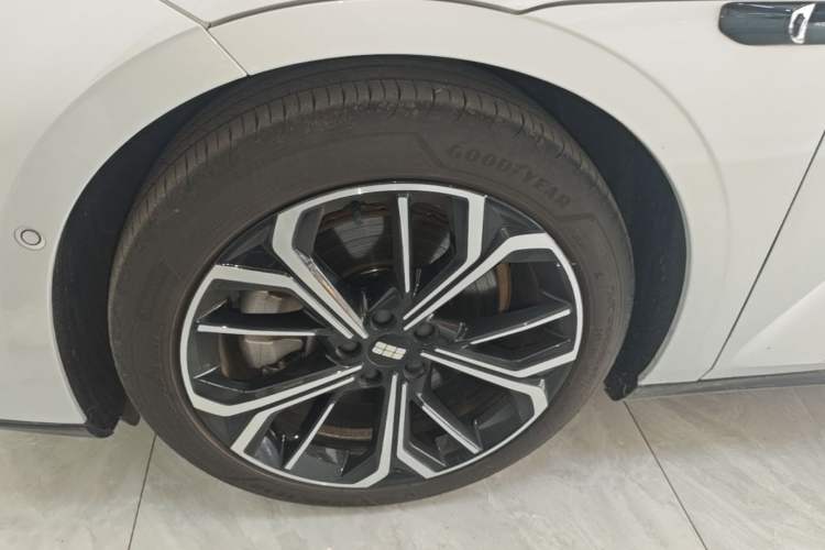 Used Geely Galaxy E8 2025 700 km Long-Range Intelligent Driving Version Left Front Wheel Hub