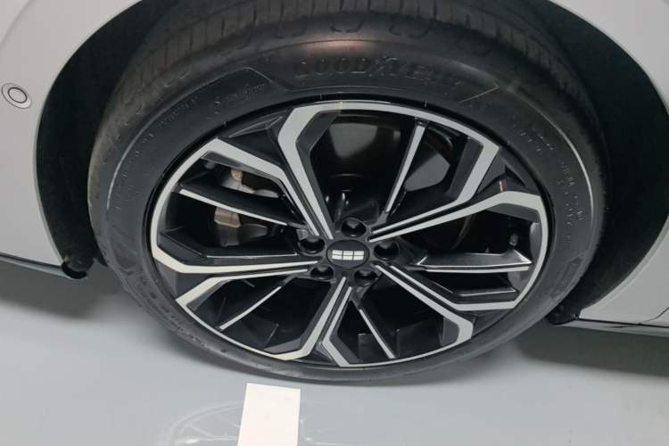 Used Geely Galaxy E8 2025 700 km Long-Range Intelligent Driving Version Left Front Wheel Hub