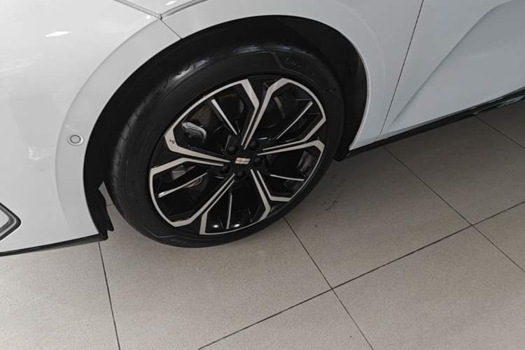 Used Geely Galaxy E8 2025 700 km Long-Range Intelligent Driving Version Left Front Wheel Hub