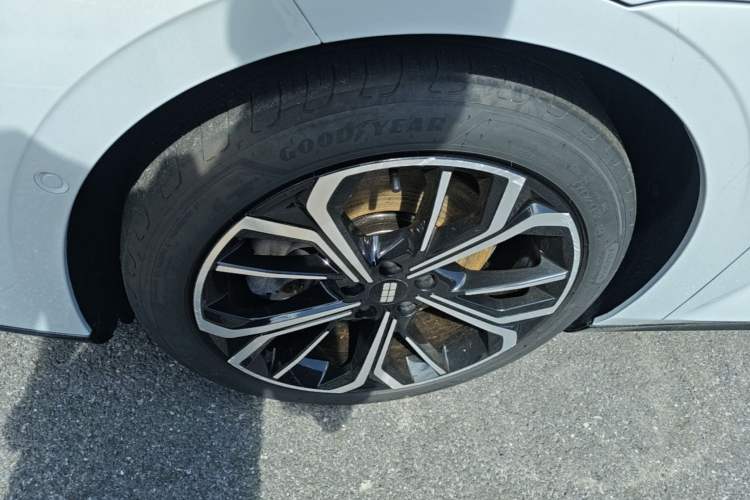 Used Geely Galaxy E8 2025 700 km Long-Range Intelligent Driving Version Left Front Wheel Hub