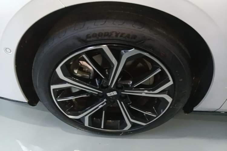 Used Geely Galaxy E8 2025 700 km Long-Range Intelligent Driving Version Left Front Wheel Hub