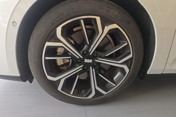 Used Geely Galaxy E8 2025 700 km Long-Range Intelligent Driving Version Left Front Wheel Hub