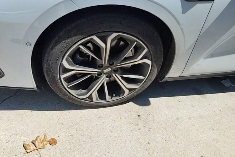 Used Geely Galaxy E8 2025 700 km Long-Range Intelligent Driving Version Left Front Wheel Hub