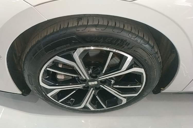 Used Geely Galaxy E8 2025 700 km Long-Range Intelligent Driving Version Left Front Wheel Hub