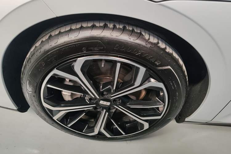 Used Geely Galaxy E8 2025 700 km Long-Range Intelligent Driving Version Left Front Wheel Hub