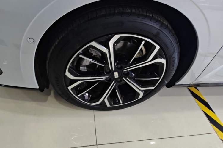 Used Geely Galaxy E8 2025 700 km Long-Range Intelligent Driving Version Left Front Wheel Hub