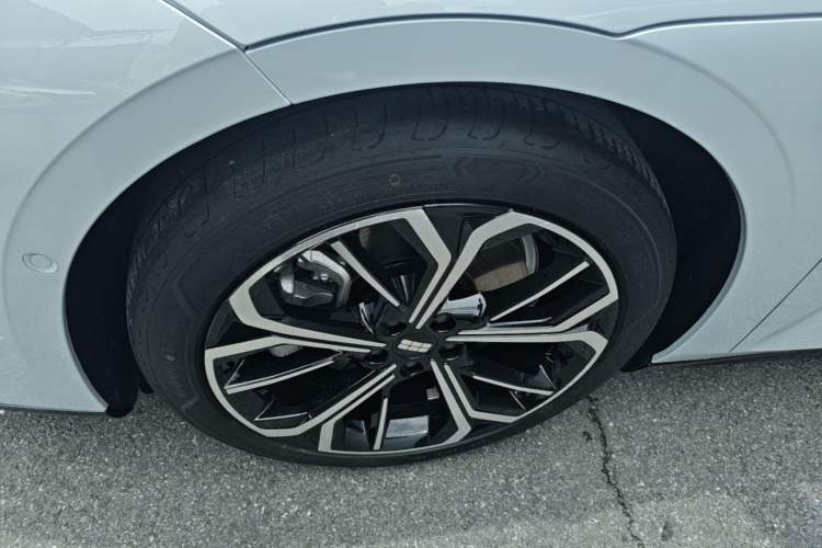 Used Geely Galaxy E8 2025 700 km Long-Range Intelligent Driving Version Left Front Wheel Hub