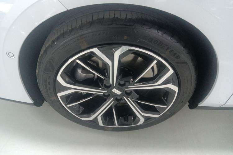 Used Geely Galaxy E8 2025 700 km Long-Range Intelligent Driving Version Left Front Wheel Hub