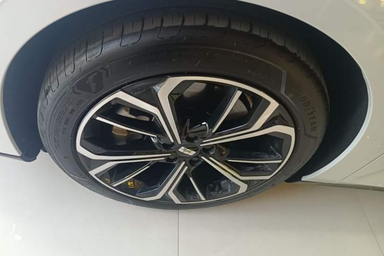 Used Geely Galaxy E8 2025 700 km Long-Range Intelligent Driving Version Left Front Wheel Hub