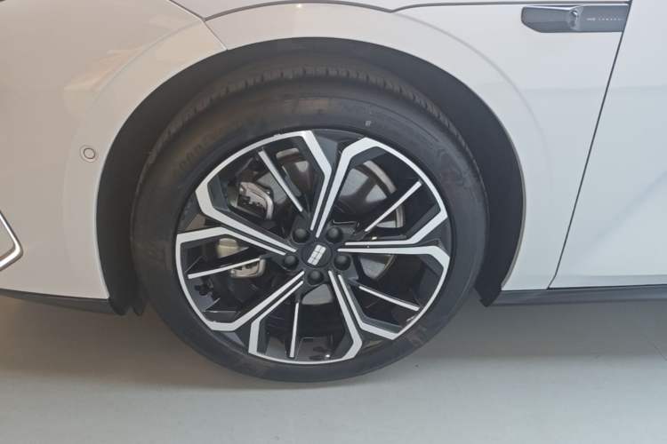 Used Geely Galaxy E8 2025 700 km Long-Range Intelligent Driving Version Left Front Wheel Hub