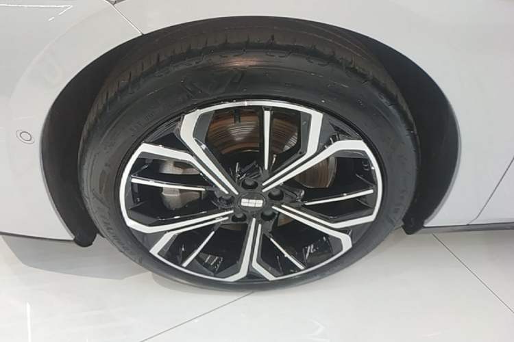 Used Geely Galaxy E8 2025 700 km Long-Range Intelligent Driving Version Left Front Wheel Hub
