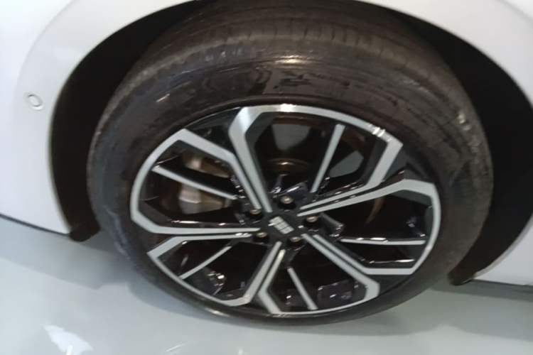 Used Geely Galaxy E8 2025 700 km Long-Range Intelligent Driving Version Left Front Wheel Hub