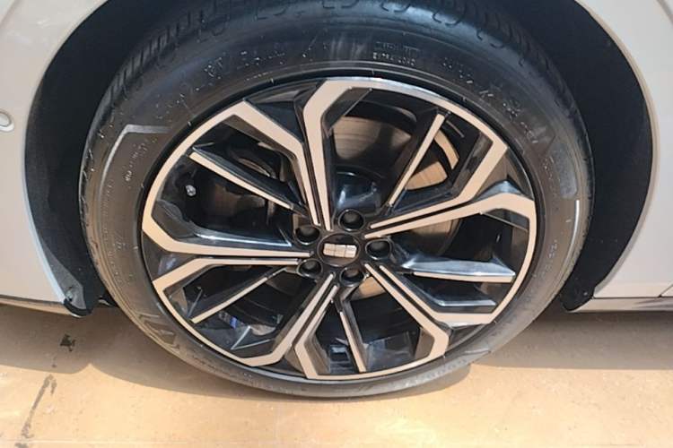 Used Geely Galaxy E8 2025 700 km Long-Range Intelligent Driving Version Left Front Wheel Hub