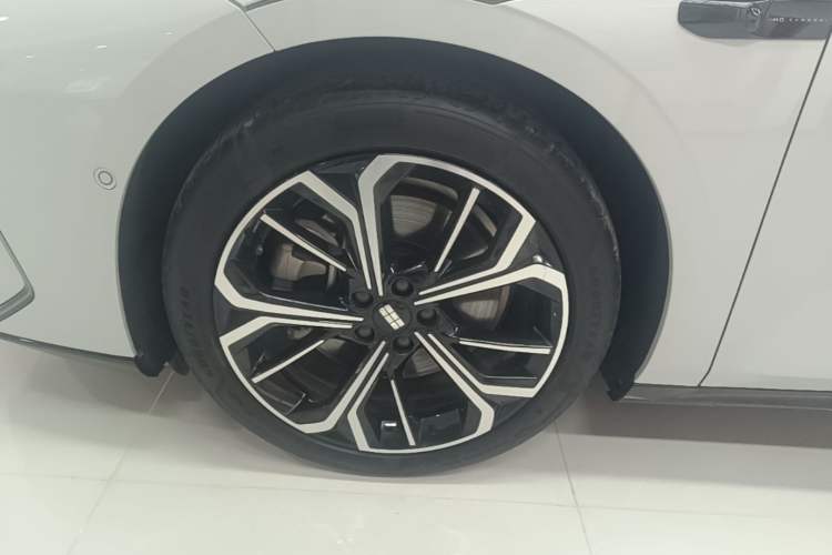 Used Geely Galaxy E8 2025 Model—610km Exploration+ Version Left Front Wheel Hub