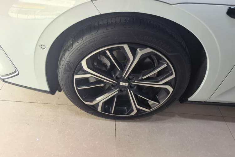 Used Geely Galaxy E8 2025 700 km Long-Range Intelligent Driving Version Left Front Wheel Hub
