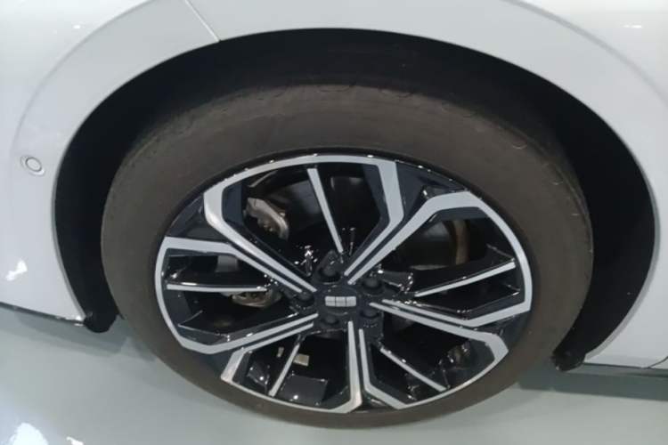 Used Geely Galaxy E8 2025 700 km Long-Range Intelligent Driving Version Left Front Wheel Hub