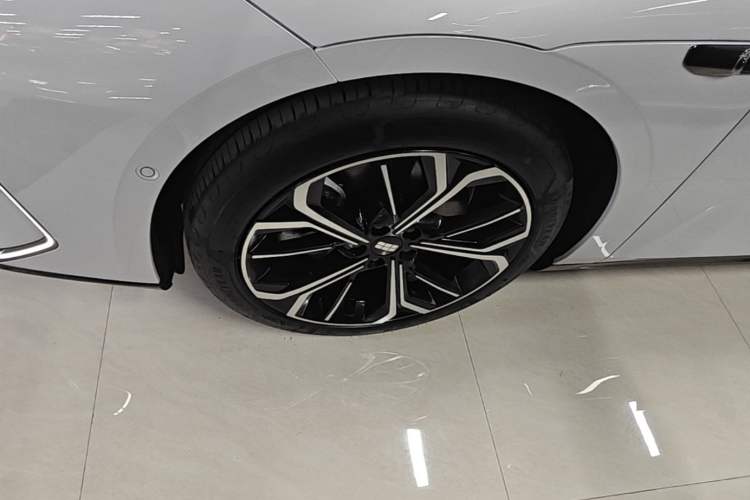 Used Geely Galaxy E8 2025 700 km Long-Range Intelligent Driving Version Left Front Wheel Hub