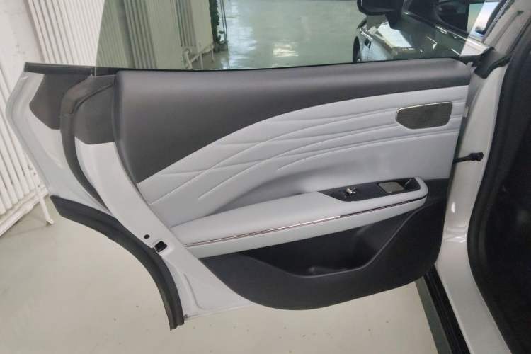 Used Geely Galaxy E8 2025 700 km Long-Range Intelligent Driving Version Left Rear Door Interior
