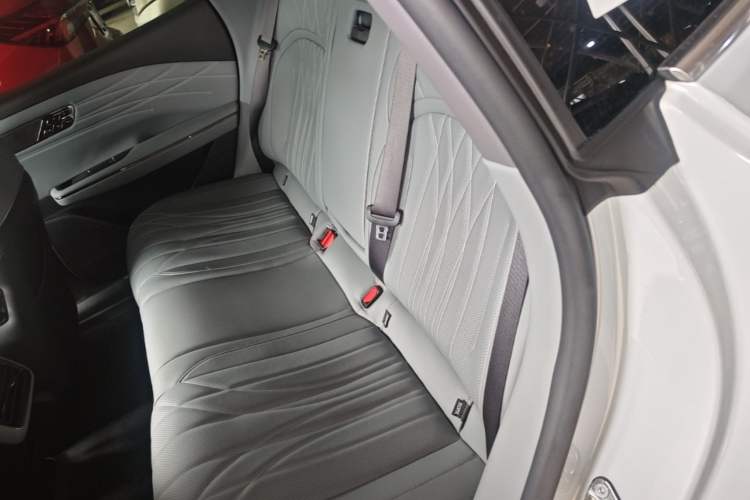 Used Geely Galaxy E8 2025 700 km Long-Range Intelligent Driving Version Left Rear Seat