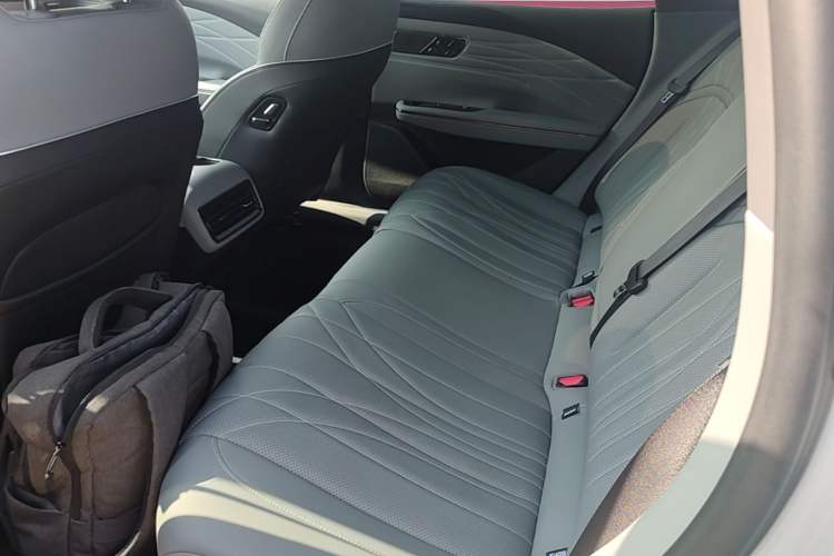 Used Geely Galaxy E8 2025 700 km Long-Range Intelligent Driving Version Left Rear Seat