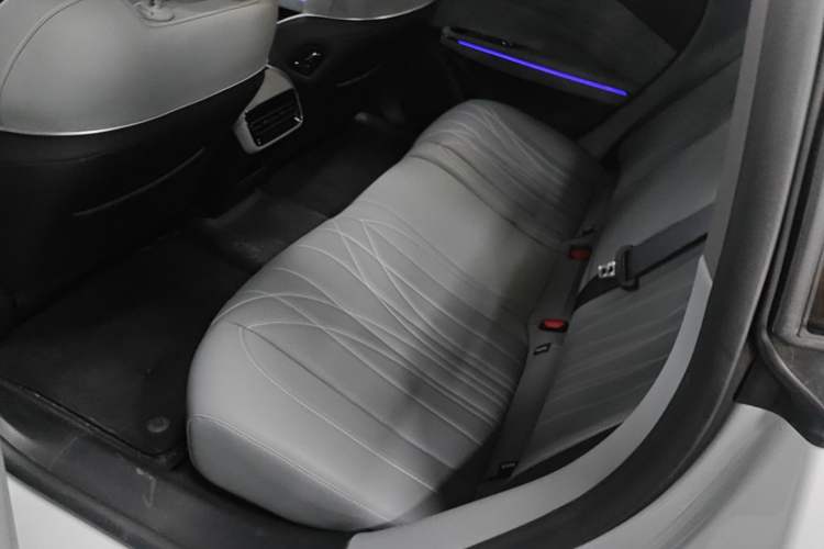 Used Geely Galaxy E8 2025 700 km Long-Range Intelligent Driving Version Left Rear Seat