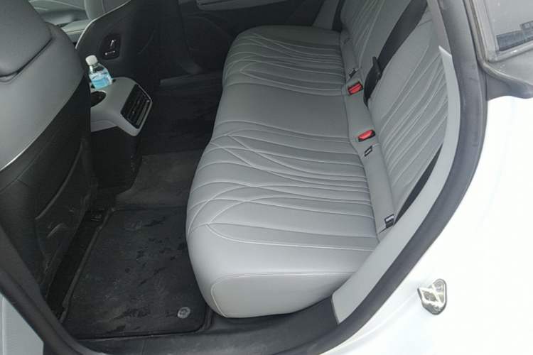 Used Geely Galaxy E8 2025 700 km Long-Range Intelligent Driving Version Left Rear Seat