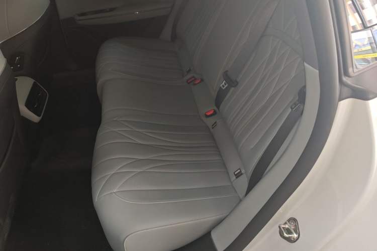 Used Geely Galaxy E8 2025 700 km Long-Range Intelligent Driving Version Left Rear Seat