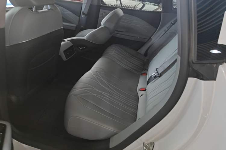 Used Geely Galaxy E8 2025 700 km Long-Range Intelligent Driving Version Left Rear Seat